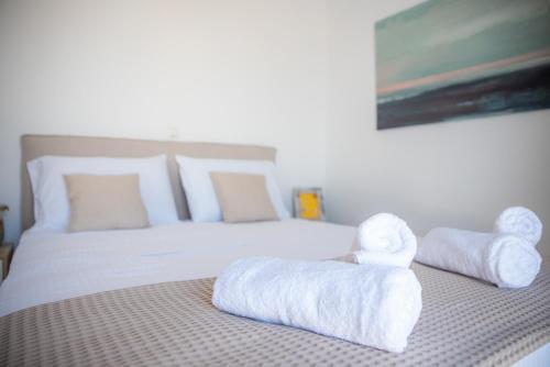 Una cama o camas en una habitación de Daphne's place