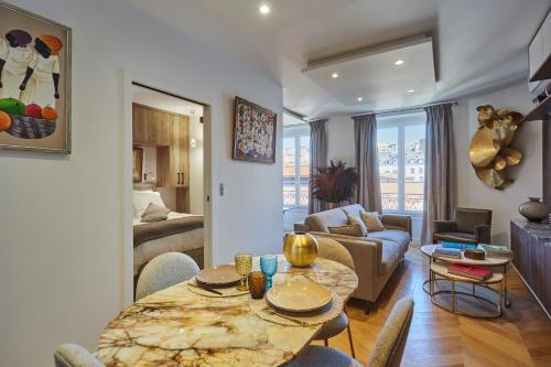 un salon avec une table et un canapé dans l'établissement SaintGermainByCecile - Luxueux 2 pièces AC Ambre, à Paris