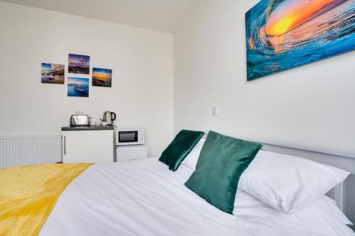Ένα ή περισσότερα κρεβάτια σε δωμάτιο στο Homesly Guest Rooms, Comfortable En-suite Guest Rooms with Free Parking and Self Check-in