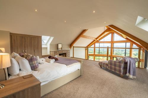 een slaapkamer met een groot bed en een groot raam bij Valley View Luxury Lodges Gamekeepers 4 Bedroomed in Preston