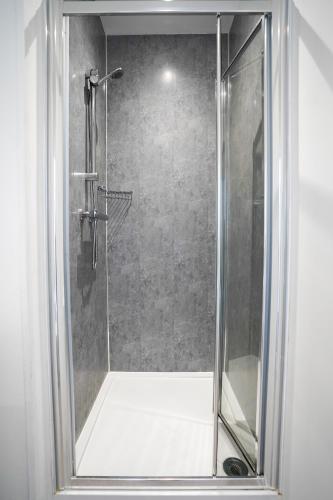 Ένα μπάνιο στο Homesly Guest Rooms, Comfortable En-suite Guest Rooms with Free Parking and Self Check-in