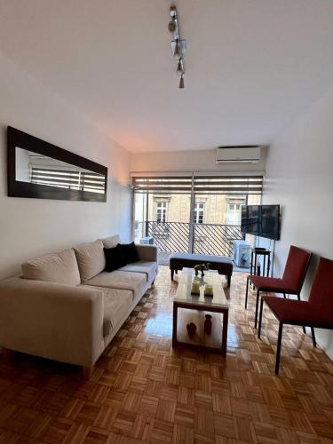 sala de estar con sofá y mesa en Departamento Alto Palermo en Buenos Aires