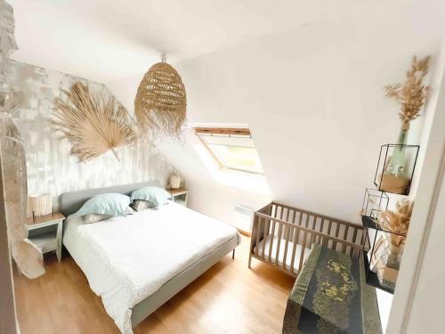 ein kleines Schlafzimmer mit einem Bett und einem Fenster in der Unterkunft Gîte Family pour les petits et pour les grands in Paimpol