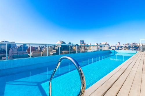 una piscina en la azotea de un edificio en Modern&New Apartment in Palermo en Buenos Aires