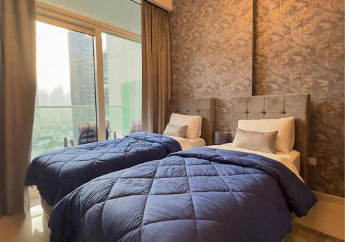 Postel nebo postele na pokoji v ubytování MH-Charming 1 BHK with a scenic view of the Burj Ref 26001