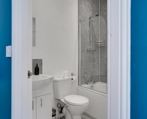 Ένα μπάνιο στο Homesly Guest Rooms, Comfortable En-suite Guest Rooms with Free Parking and Self Check-in