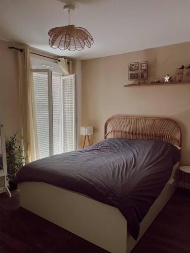 une chambre avec un lit dans une pièce avec une fenêtre dans l'établissement Petit havre de paix près d'Aix en Provence, à Meyreuil