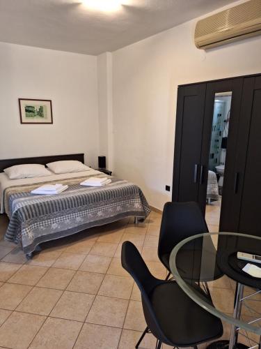 Schlafzimmer mit einem Bett und einem Glastisch in der Unterkunft Apartments Reinić in Novigrad Istria