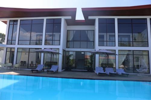 Bazén v ubytování Amanda Beach Resort nebo v jeho okolí