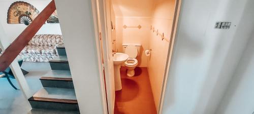 a small bathroom with a toilet and a staircase at DUPLEX a metros de NVA CBA con TERRAZA ASADOR y OPCIONAL COCHERA in Cordoba