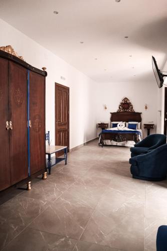 a living room with a couch and a bed at CASA DE LA SEÑORA in Palma del Río