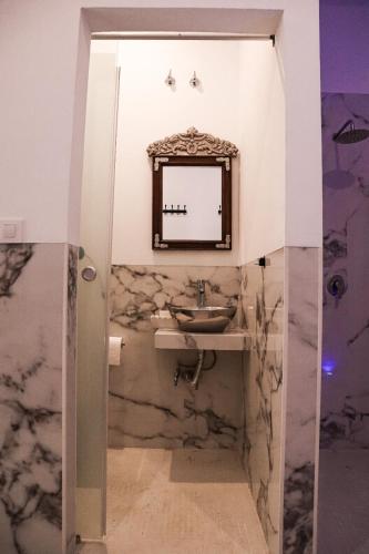 a bathroom with a sink and a mirror at CASA DE LA SEÑORA in Palma del Río