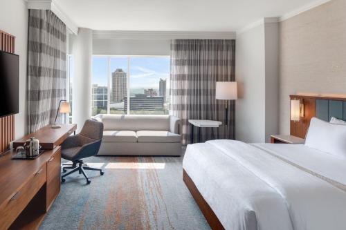 um quarto de hotel com uma cama e uma secretária em The Westin Buckhead Atlanta em Atlanta