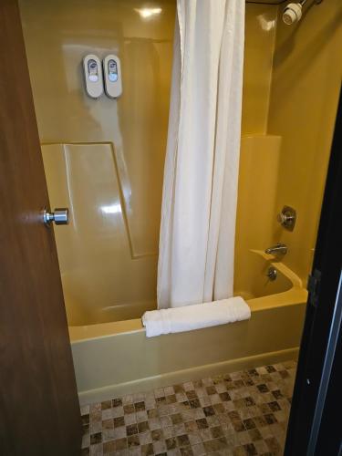 Ένα μπάνιο στο Knights Inn Mackinaw City