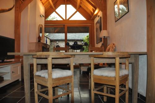 a kitchen with a bar with stools around it at Vakantiehuis 't Verloren Schaap Damme in Damme