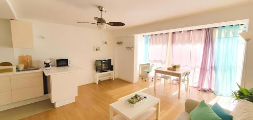 A television and/or entertainment centre at Apartamento primera línea con acceso privado a la playa