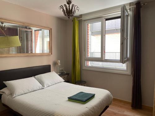1 dormitorio con 1 cama y 2 ventanas en Enjoy Comfort, en San Sebastián