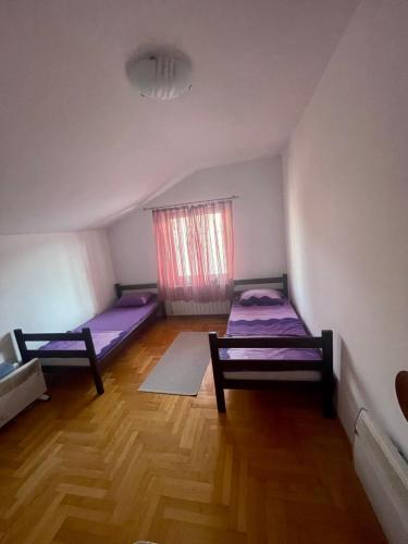 Zimmer mit 2 Betten und einem Fenster in der Unterkunft Apartman Centar Sarajevo in Sarajevo