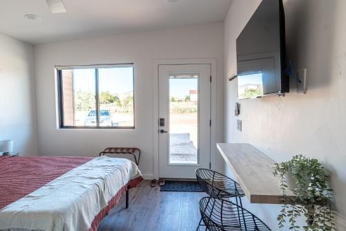 - une chambre avec un lit et une table avec des chaises dans l'établissement Casitas at Capitol Reef, à Torrey