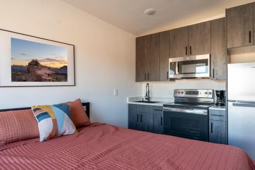 um pequeno quarto com uma cama e uma cozinha em Casitas at Capitol Reef em Torrey