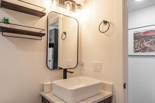 uma casa de banho com um lavatório branco e um espelho. em Casitas at Capitol Reef em Torrey