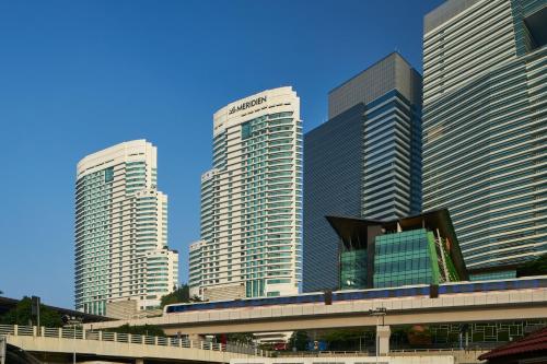 un grupo de edificios altos en una ciudad en Le Méridien Kuala Lumpur en Kuala Lumpur