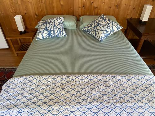 1 cama con 2 almohadas en una habitación en Pacific Palisades Private Entrance Guest Room en Los Ángeles