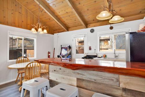 een keuken met een aanrecht en een tafel en stoelen bij 2294-Storyville cabin in Big Bear Lake
