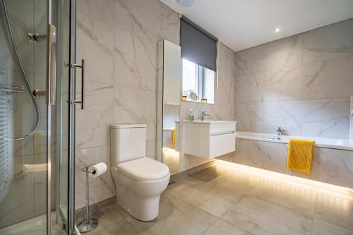 La salle de bains est pourvue de toilettes, d'une douche et d'un lavabo. dans l'établissement Pendle View by Valley View Lodges, à Longridge