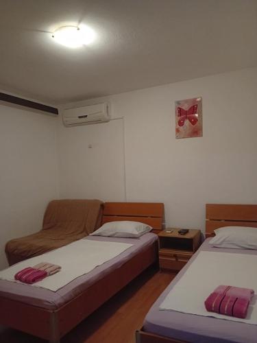 een slaapkamer met 2 bedden bij Sara apartments in Budva