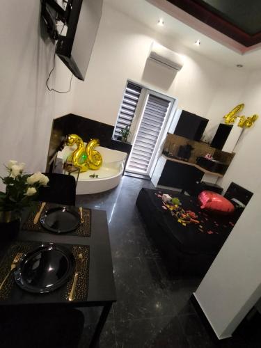 Kuchyňa alebo kuchynka v ubytovaní Apartament Czarny z Jacuzzi
