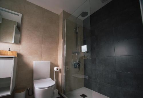 オ・グローベにあるLaxiela Apartmentのトイレとガラスのシャワー付きのバスルーム