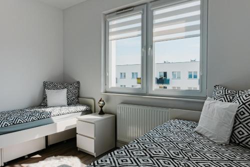 sypialnia z łóżkiem i oknem w obiekcie Jak u siebie w domu. Apartament w nowej dzielnicy. w Tczewie