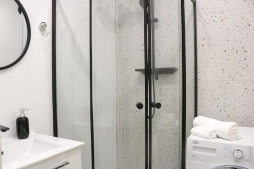梅萊茨的住宿－Apartament w centrum Mielca，浴室里设有玻璃门淋浴
