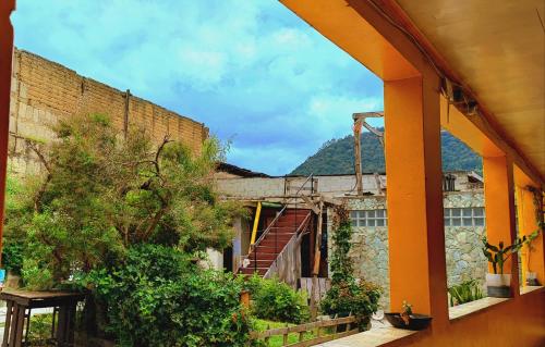 - une vue sur l'extérieur d'un bâtiment en briques avec un escalier dans l'établissement Casa I`X, à Quetzaltenango