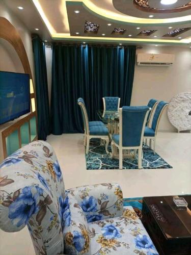 a living room with two chairs and a couch at برج الهنا in Alexandria