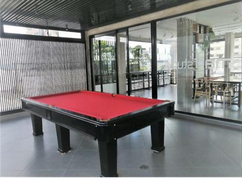 a pool table with a red top in a room at Tu hogar de lujo en equipetrol in Santa Cruz de la Sierra