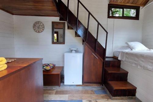 um quarto com uma escada com um frigorífico e uma cama em Tiny House Villa... em Santa Cruz