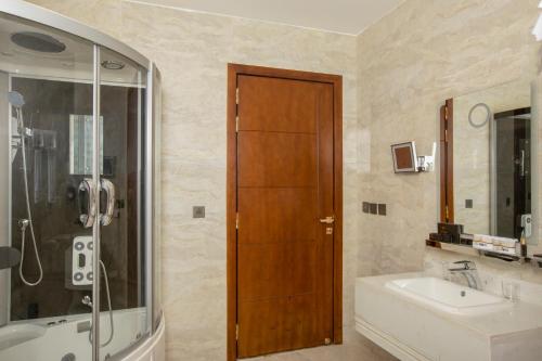 Koupelna v ubytování STwin Hotel