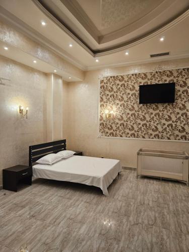 Ein Bett oder Betten in einem Zimmer der Unterkunft Dostoevsky Hotel Աղ ու Հաց FOOD COURT