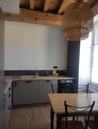 - une cuisine avec une table, une table et des chaises dans l'établissement Le Merlane - A 2 pas de la Cité & du centre ville, à Carcassonne