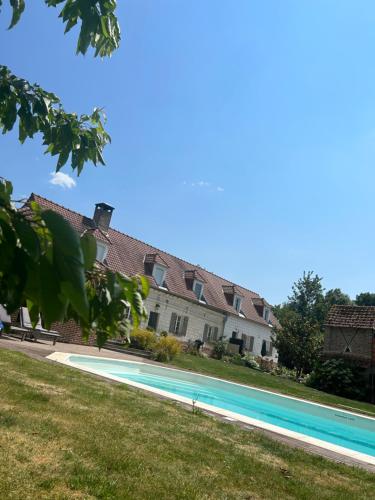 une piscine devant une maison dans l'établissement l'abreuvoir de rivière, à Bettencourt-Rivière
