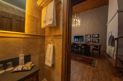 eine Küche und ein Esszimmer mit einem Esstisch in der Unterkunft Four Mansions Hotel in Kayseri