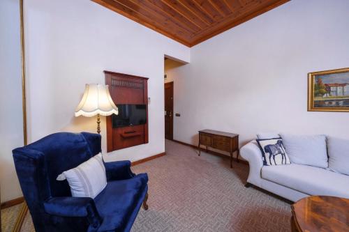 a living room with a couch and a tv at Hotel Bosnali in Adana