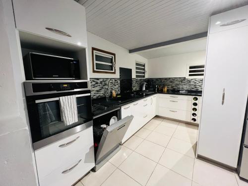 Küche/Küchenzeile in der Unterkunft Charmante Villa, kaz’ AA.Liyah