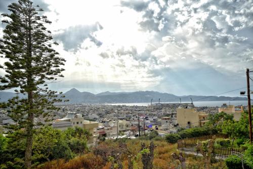 Διώροφη βίλα με θέα στη θάλασσα και στο βουνό