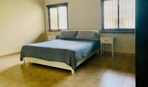 um quarto com uma cama e duas janelas em Sublime Villa in the Heart of Playa Coronado em Playa Coronado