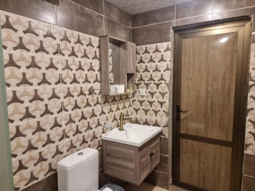 ein Badezimmer mit Waschbecken und Toilette in der Unterkunft Travel Wadi Rum in Wadi Rum