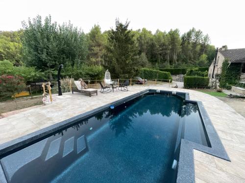 una gran piscina en un patio con patio en Casa Rural, Molí de les Pereres en Penáguila