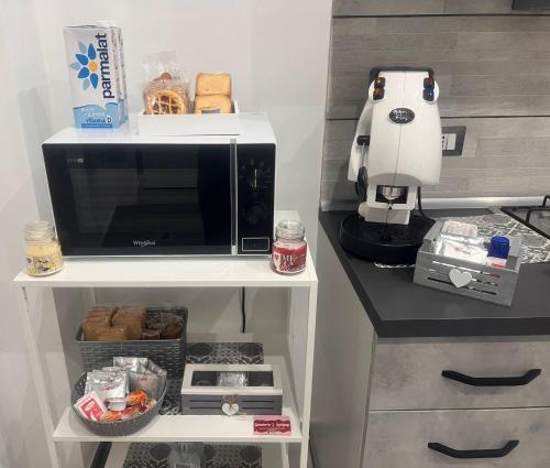 a kitchen with a microwave and a coffee maker at La casetta di salvuccio in Palermo